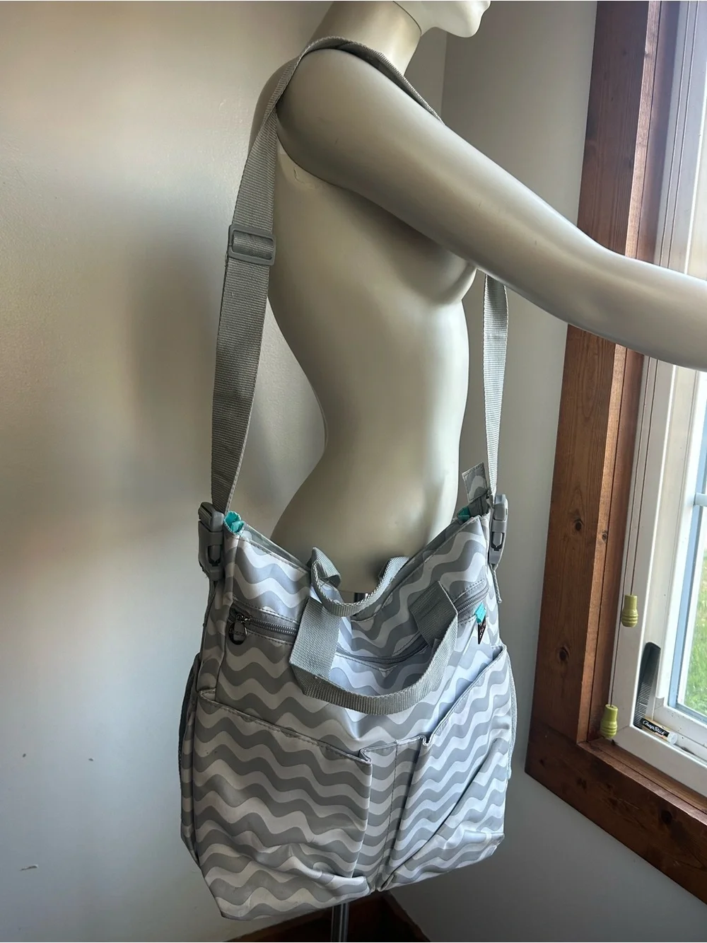 Lename Gray Wave-Print Crossbody Tote Bag with Teal Accent